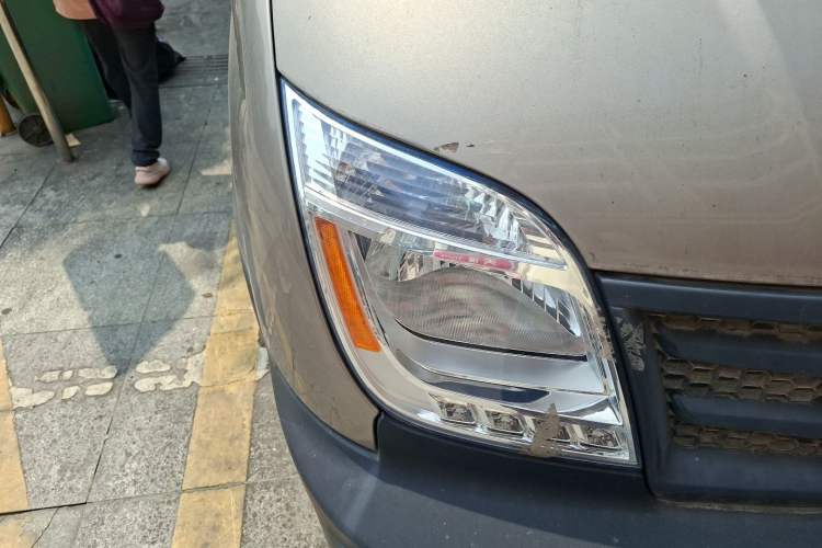 Used SAIC MAXUS Xintu V80 2019 2.5T Classic Edition 6-Speed Manual – Aoyuntong Short Wheelbase Mid-Height Design 5/6 Seats Right Front Headlight