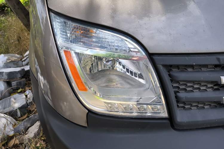 Used SAIC MAXUS Xintu V80 2019 2.5T Classic Model 6-Speed Manual – Aoyuntong Short Wheelbase Ultra-Low Roof 5/6 Seats Right Front Headlight