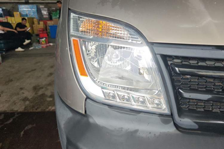 Used SAIC MAXUS Xintu V80 2019 2.5T Classic Edition 6-Speed Manual – Aoyuntong Modified Version Short Wheelbase Mid-Height Roof 5/6 Seats Right Front Headlight