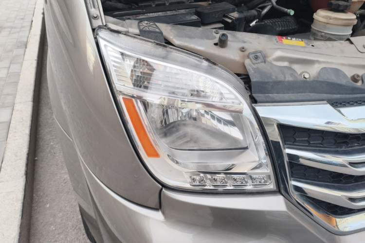 Used SAIC MAXUS Xintu V80 2019 2.0T Plus 6-Speed Manual – Aoyuntong Short Wheelbase Ultra-Low Roof 5/6-Seater Right Front Headlight
