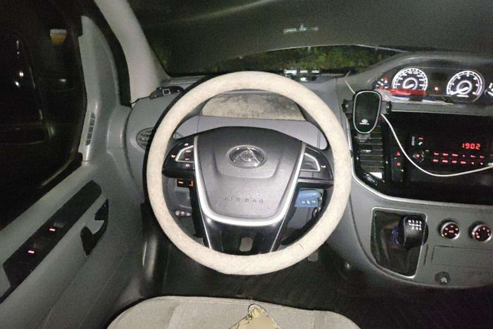 Used SAIC MAXUS Xintu V80 2019 2.5T Classic Model 6-Speed Manual – Aoyuntong Short Wheelbase Ultra-Low Roof 5/6 Seats Steering Wheel