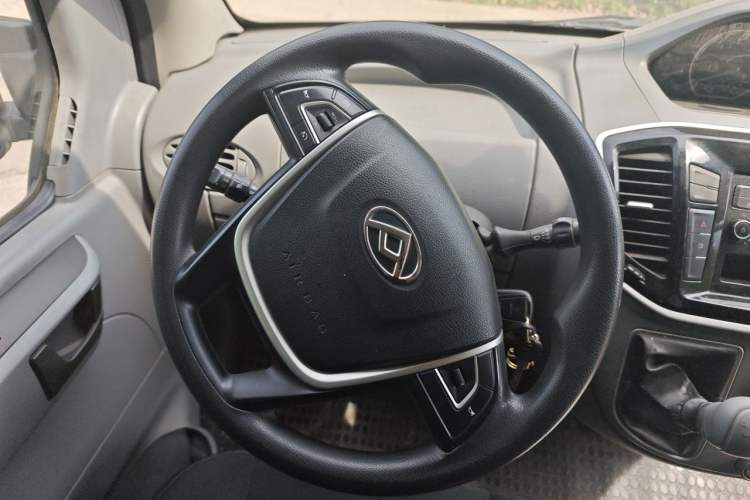 Used SAIC MAXUS Xintu V80 2019 2.5T Classic Version 6-Speed Manual – Aoyuntong Modified Long Wheelbase Mid-Height 7-Seater Steering Wheel