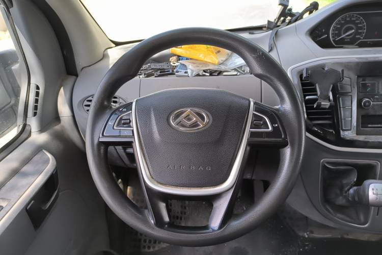 Used SAIC MAXUS Xintu V80 2019 2.5T Classic Model 6-Speed Manual – Aoyuntong Short Wheelbase Ultra-Low Roof 5/6 Seats Steering Wheel