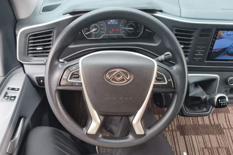 Used SAIC MAXUS Xintu V80 2019 2.0T Plus 6-Speed Manual – Aoyuntong Short Wheelbase Ultra-Low Roof 5/6-Seater Steering Wheel