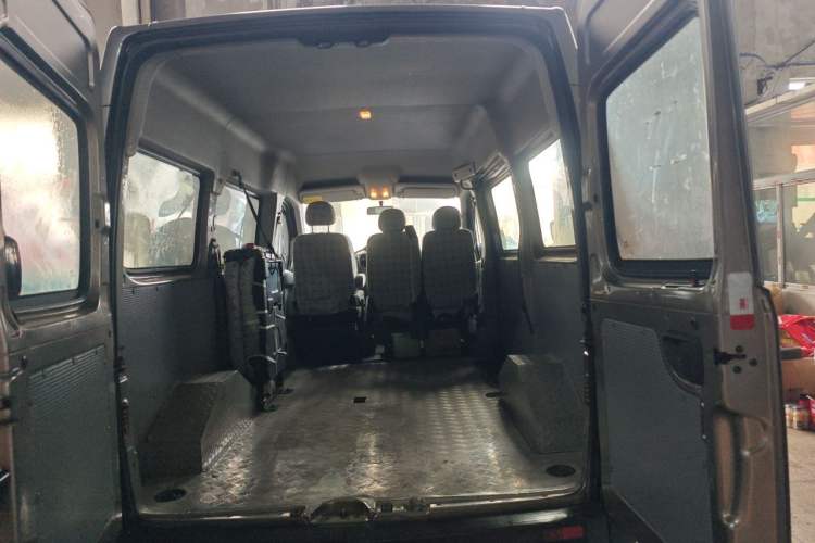 Used SAIC MAXUS Xintu V80 2019 2.5T Classic Edition 6-Speed Manual – Aoyuntong Modified Version Short Wheelbase Mid-Height Roof 5/6 Seats Trunk
