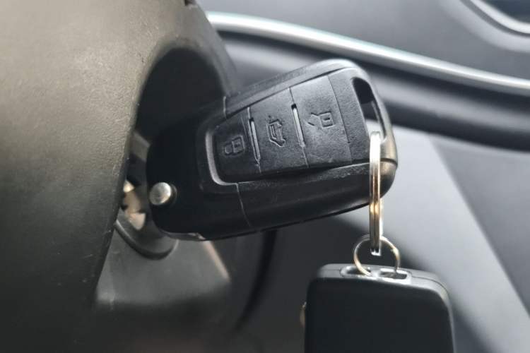 Used SAIC MAXUS Xintu V80 2019 2.0T Plus 6-Speed Manual – Aoyuntong Short Wheelbase Ultra-Low Roof 5/6-Seater Vehicle Key