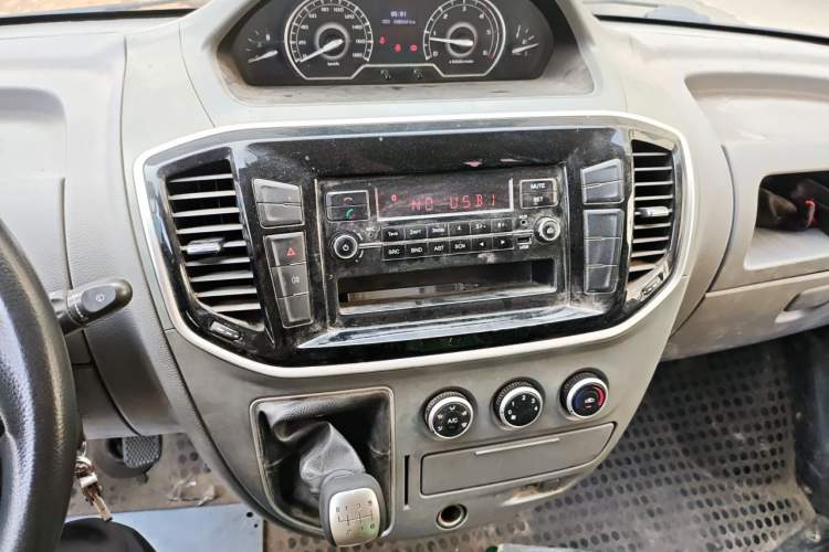 Used SAIC MAXUS Xintu V80 2019 2.5T Classic Edition 6-Speed Manual – Aoyuntong Short Wheelbase Mid-Height Design 5/6 Seats Audio And AC Panel