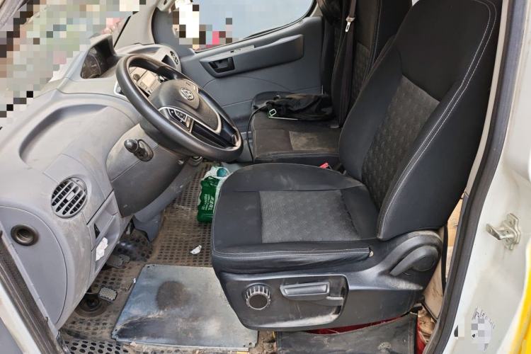 Used SAIC MAXUS Xintu V80 2019 2.5T Classic Edition 6-Speed Manual – Aoyuntong Short Wheelbase Mid-Height Design 5/6 Seats Left Front Seat