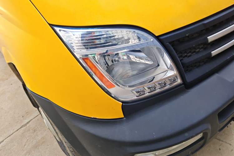 Used SAIC MAXUS Xintu V80 2019 2.5T Classic Edition 6-Speed Manual – Aoyuntong Short Wheelbase Mid-Height Design 5/6 Seats Right Front Headlight
