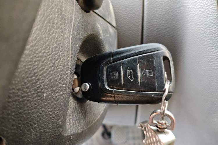 Used SAIC MAXUS Xintu V80 2019 2.5T Classic Edition 6-Speed Manual – Aoyuntong Short Wheelbase Mid-Height Design 5/6 Seats Vehicle Key