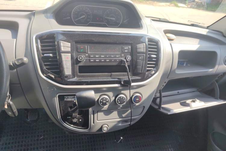 Used SAIC MAXUS Xintu V80 2019 2.5T Classic Model AMT Aoyuntong Long Wheelbase Mid-Roof 7-Seater Audio And AC Panel