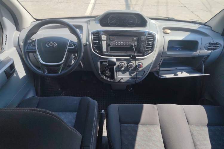 Used SAIC MAXUS Xintu V80 2019 2.5T Classic Model AMT Aoyuntong Long Wheelbase Mid-Roof 7-Seater Center Console
