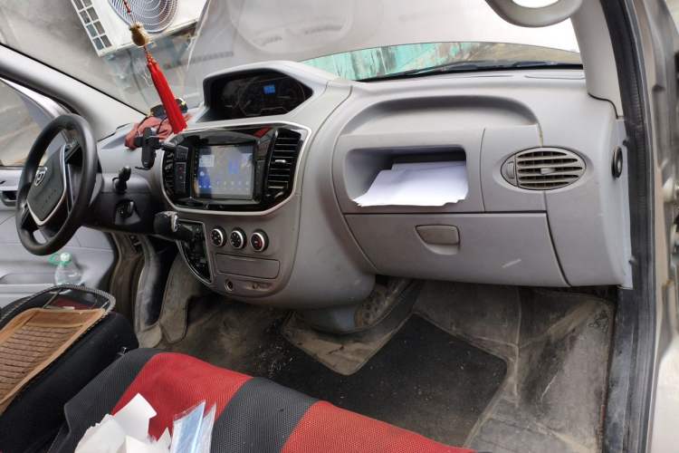 Used SAIC MAXUS Xintu V80 2019 2.5T Classic Model AMT Aoyuntong Facelifted Short Wheelbase Ultra-Low Roof 5/6-Seater Center Console
