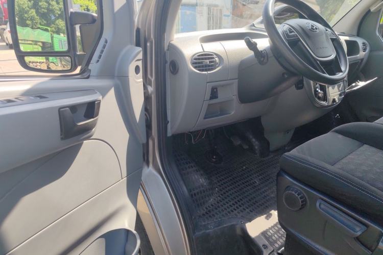 Used SAIC MAXUS Xintu V80 2019 2.5T Classic Model AMT Aoyuntong Long Wheelbase Mid-Roof 7-Seater Driver Seat