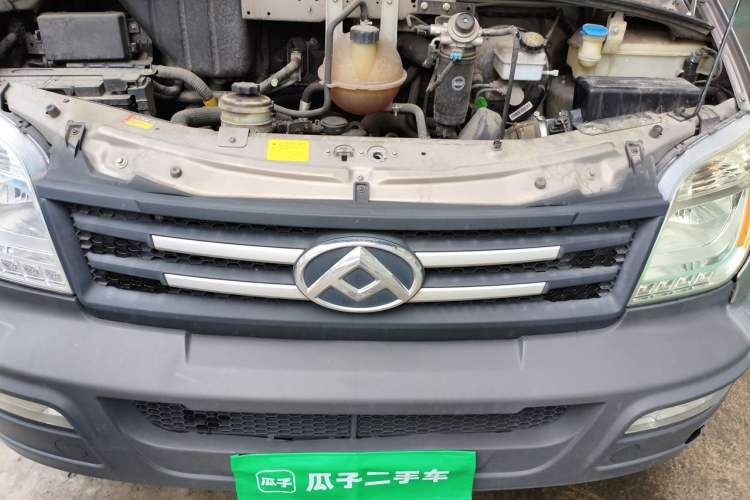 Used SAIC MAXUS Xintu V80 2019 2.5T Classic Model AMT Aoyuntong Facelifted Short Wheelbase Ultra-Low Roof 5/6-Seater Engine Bay