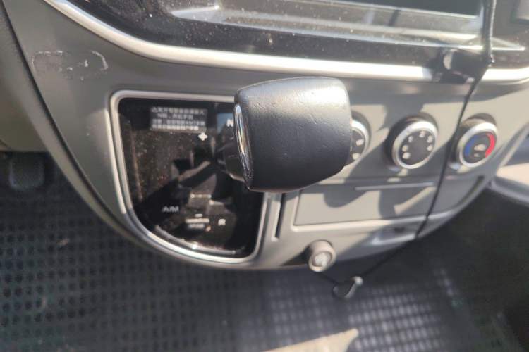 Used SAIC MAXUS Xintu V80 2019 2.5T Classic Model AMT Aoyuntong Long Wheelbase Mid-Roof 7-Seater Gear Lever