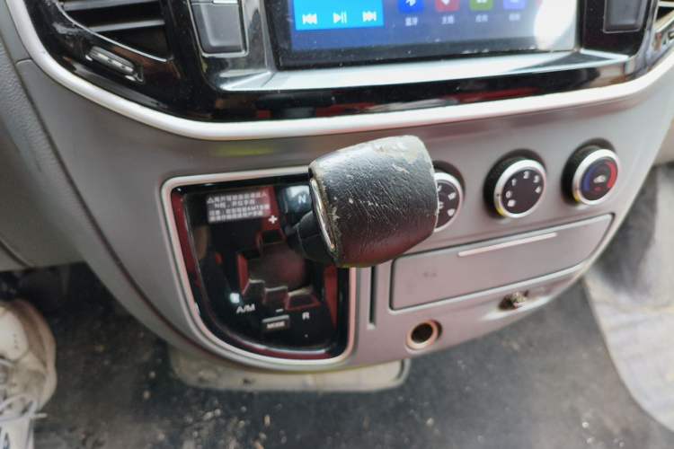 Used SAIC MAXUS Xintu V80 2019 2.5T Classic Model AMT Aoyuntong Facelifted Short Wheelbase Ultra-Low Roof 5/6-Seater Gear Lever