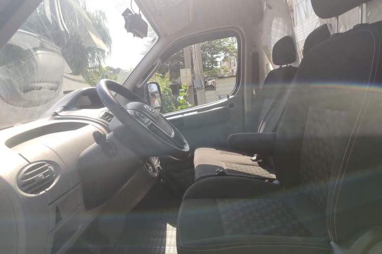 Used SAIC MAXUS Xintu V80 2019 2.5T Classic Model AMT Aoyuntong Long Wheelbase Mid-Roof 7-Seater Left Front Seat