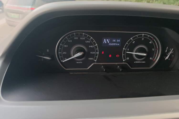Used SAIC MAXUS Xintu V80 2019 2.5T Classic AMT Aoyuntong Facelifted Short-Wheelbase Mid-Roof 5/6-Seater Odometer Close Up