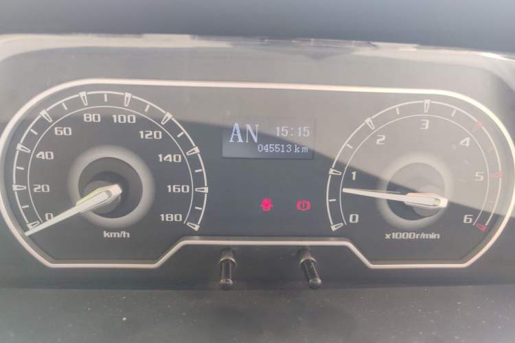Used SAIC MAXUS Xintu V80 2019 2.5T Classic Model AMT Aoyuntong Long Wheelbase Mid-Roof 7-Seater Odometer Close Up