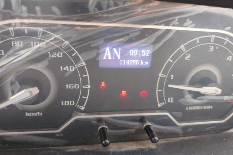 Used SAIC MAXUS Xintu V80 2019 2.5T Classic Model AMT Aoyuntong Facelifted Short Wheelbase Ultra-Low Roof 5/6-Seater Odometer Close Up