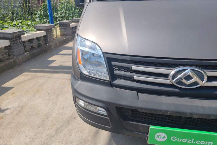 Used SAIC MAXUS Xintu V80 2019 2.5T Classic Model AMT Aoyuntong Long Wheelbase Mid-Roof 7-Seater Right Front Headlight