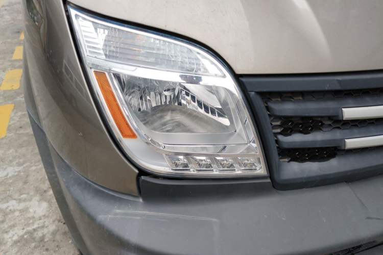 Used SAIC MAXUS Xintu V80 2019 2.5T Classic Model AMT Aoyuntong Facelifted Short Wheelbase Ultra-Low Roof 5/6-Seater Right Front Headlight