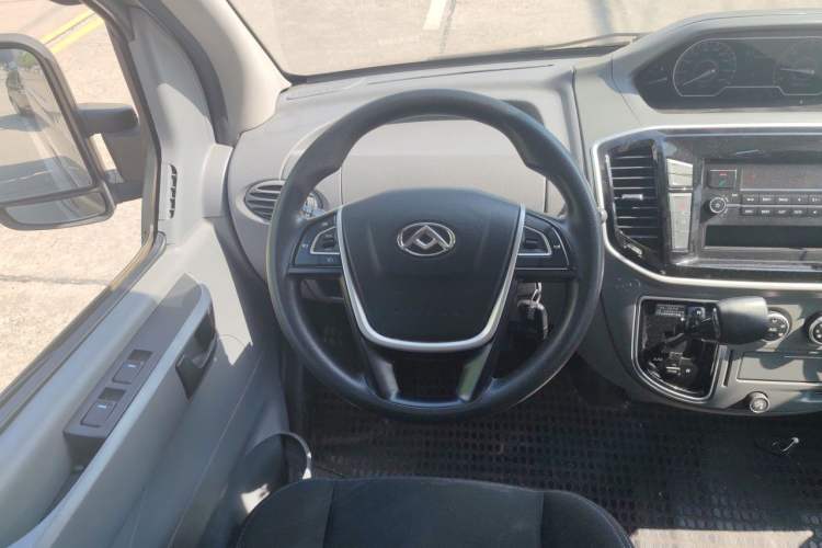 Used SAIC MAXUS Xintu V80 2019 2.5T Classic Model AMT Aoyuntong Long Wheelbase Mid-Roof 7-Seater Steering Wheel