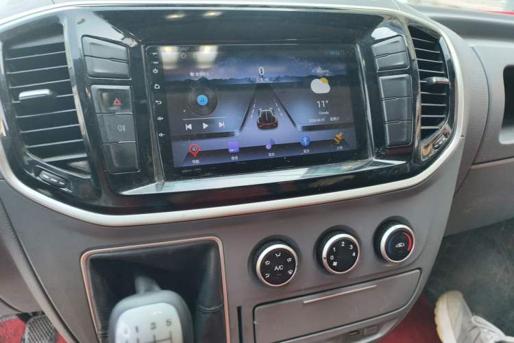 Used SAIC MAXUS Xintu V80 2019 2.5T Classic Model 6-Speed Manual Aotong Long Wheelbase Mid-Height 7-Seater Audio And AC Panel