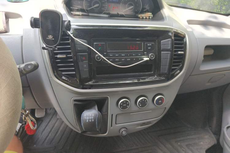 Used SAIC MAXUS Xintu V80 2019 2.5T Classic Model 6-Speed Manual – Aoyuntong Short Wheelbase Ultra-Low Roof 5/6 Seats Audio And AC Panel