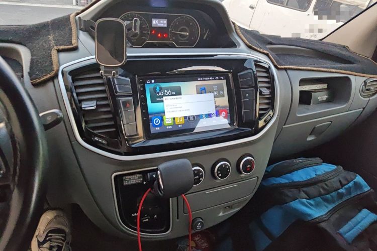 Used SAIC MAXUS Xintu V80 2019 2.5T Classic Model AMT Aoyuntong Long Wheelbase Mid-Roof 7-Seater Audio And AC Panel