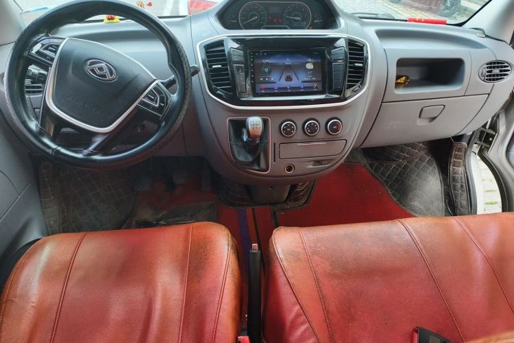 Used SAIC MAXUS Xintu V80 2019 2.5T Classic Model 6-Speed Manual Aotong Long Wheelbase Mid-Height 7-Seater Center Console