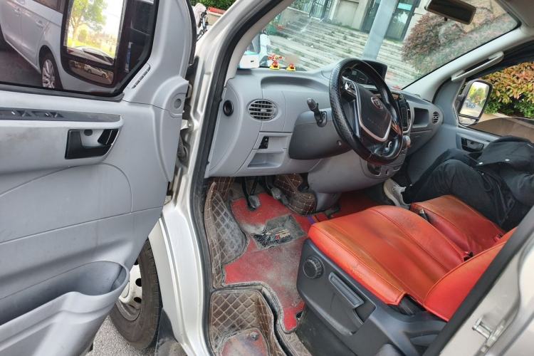 Used SAIC MAXUS Xintu V80 2019 2.5T Classic Model 6-Speed Manual Aotong Long Wheelbase Mid-Height 7-Seater Driver Seat