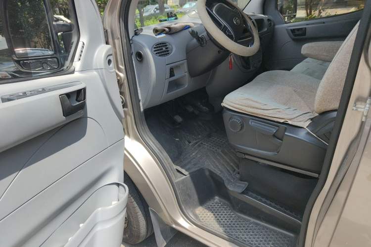 Used SAIC MAXUS Xintu V80 2019 2.5T Classic Model 6-Speed Manual – Aoyuntong Short Wheelbase Ultra-Low Roof 5/6 Seats Driver Seat