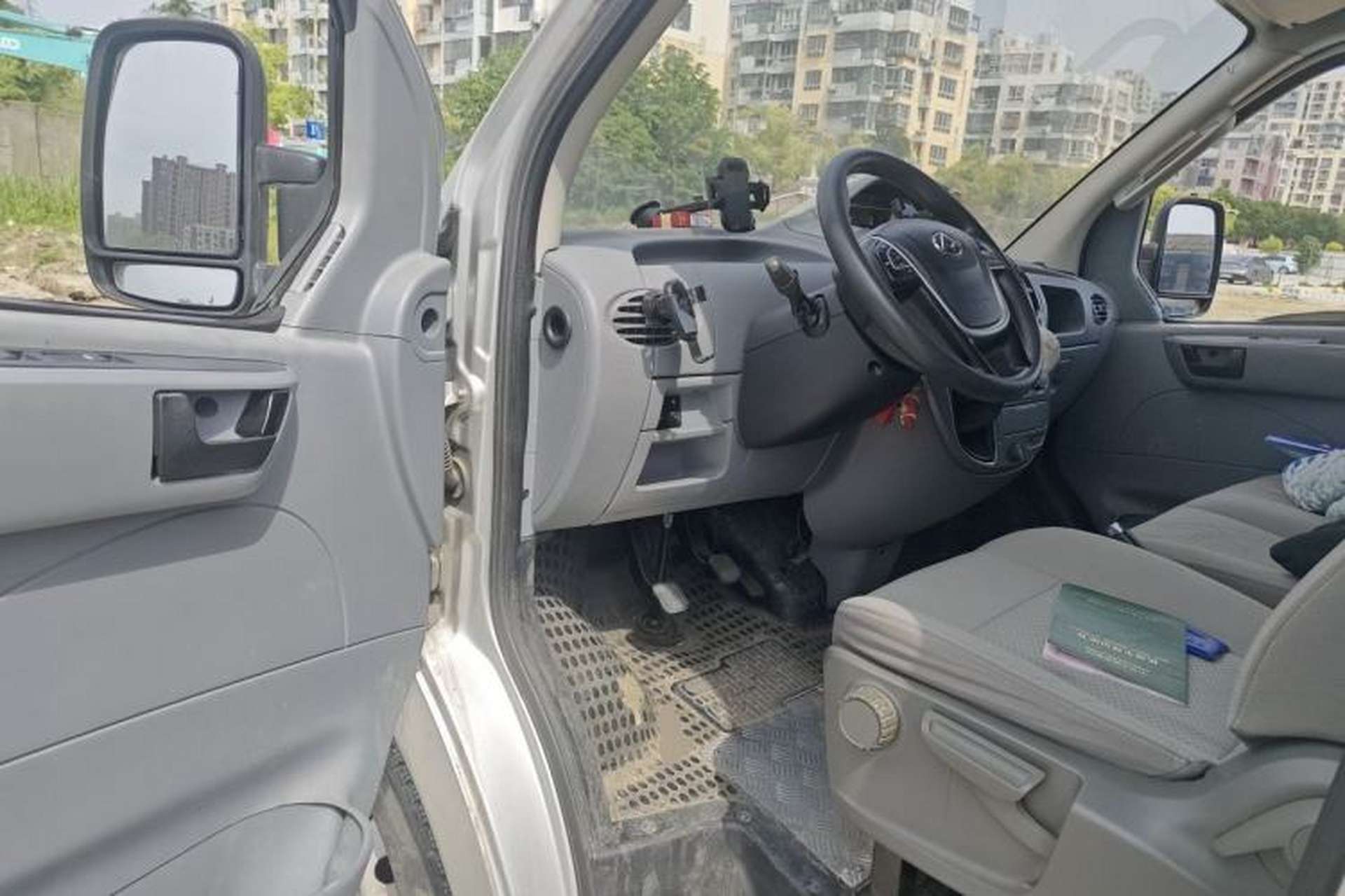 Used SAIC MAXUS Xintu V80 2019 2.5T Classic 6-Speed Manual Van Long Wheelbase Mid-Roof Design 2/3 Seats Driver Seat