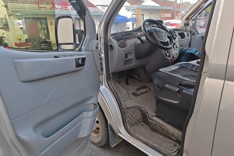 Used SAIC MAXUS Xintu V80 2019 2.5T Classic Model AMT Aoyuntong Long Wheelbase Mid-Roof 7-Seater Driver Seat