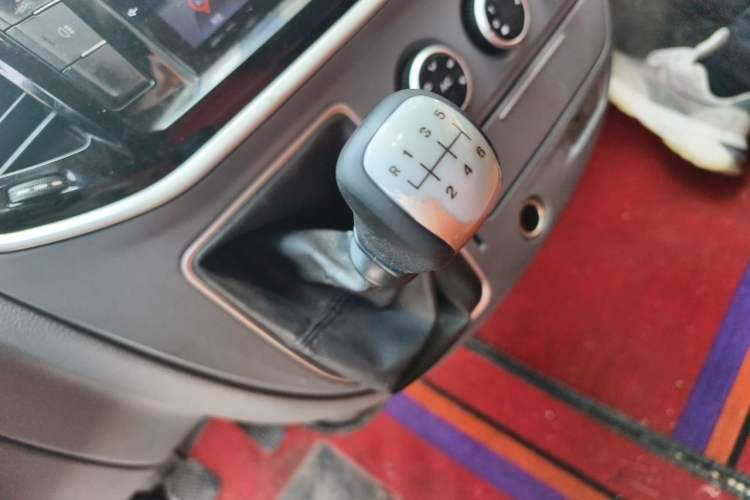 Used SAIC MAXUS Xintu V80 2019 2.5T Classic Model 6-Speed Manual Aotong Long Wheelbase Mid-Height 7-Seater Gear Lever