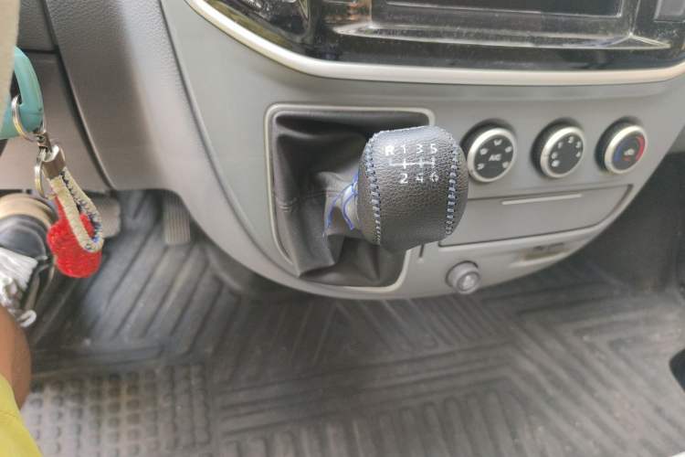 Used SAIC MAXUS Xintu V80 2019 2.5T Classic Model 6-Speed Manual – Aoyuntong Short Wheelbase Ultra-Low Roof 5/6 Seats Gear Lever