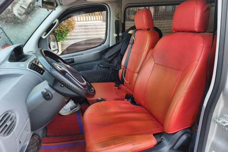 Used SAIC MAXUS Xintu V80 2019 2.5T Classic Model 6-Speed Manual Aotong Long Wheelbase Mid-Height 7-Seater Left Front Seat