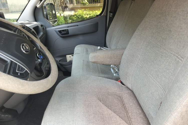 Used SAIC MAXUS Xintu V80 2019 2.5T Classic Model 6-Speed Manual – Aoyuntong Short Wheelbase Ultra-Low Roof 5/6 Seats Left Front Seat