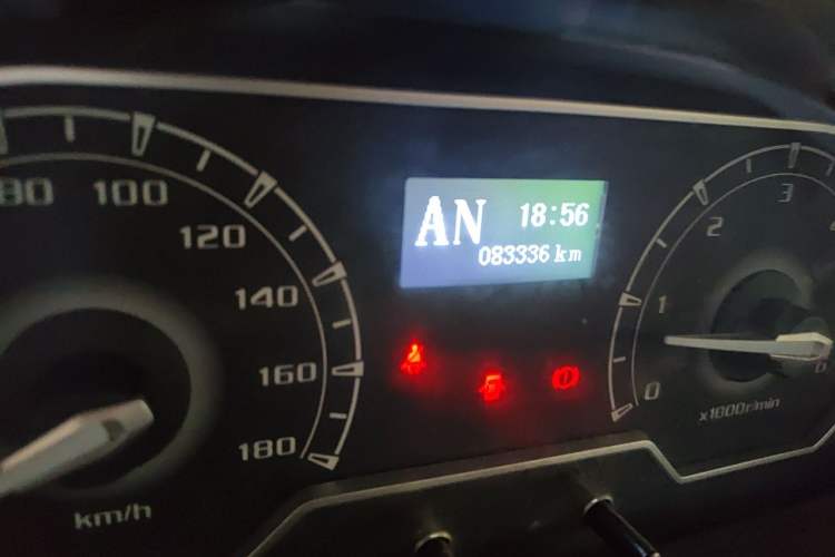 Used SAIC MAXUS Xintu V80 2019 2.5T Classic Model AMT Aoyuntong Long Wheelbase Mid-Roof 7-Seater Odometer Close Up
