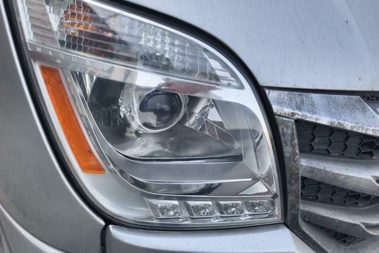 Used SAIC MAXUS Xintu V80 2019 2.5T Classic Model 6-Speed Manual Aotong Long Wheelbase Mid-Height 7-Seater Right Front Headlight