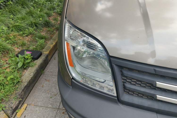 Used SAIC MAXUS Xintu V80 2019 2.5T Classic Model 6-Speed Manual – Aoyuntong Short Wheelbase Ultra-Low Roof 5/6 Seats Right Front Headlight