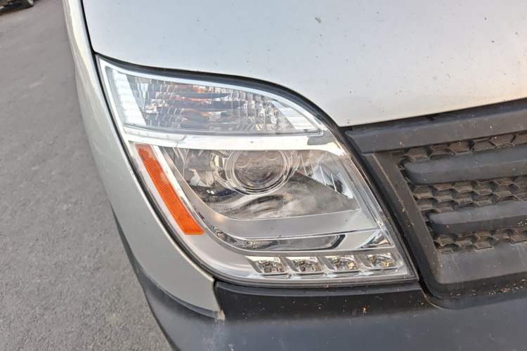 Used SAIC MAXUS Xintu V80 2019 2.5T Classic Model AMT Aoyuntong Long Wheelbase Mid-Roof 7-Seater Right Front Headlight