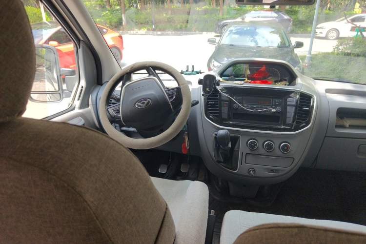 Used SAIC MAXUS Xintu V80 2019 2.5T Classic Model 6-Speed Manual – Aoyuntong Short Wheelbase Ultra-Low Roof 5/6 Seats Steering Wheel