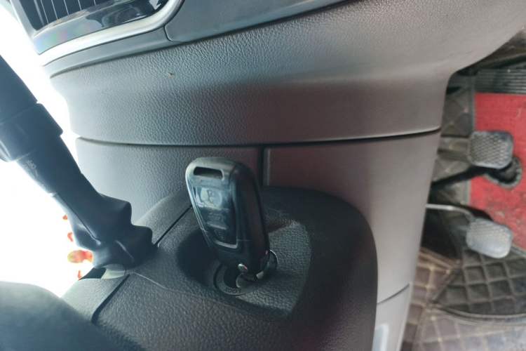 Used SAIC MAXUS Xintu V80 2019 2.5T Classic Model 6-Speed Manual Aotong Long Wheelbase Mid-Height 7-Seater Vehicle Key