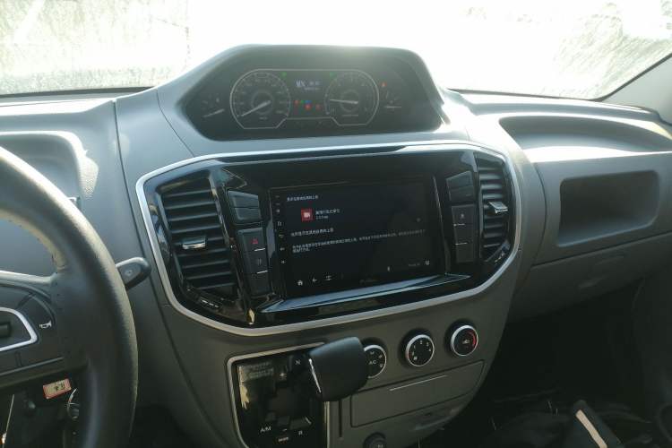 Used SAIC MAXUS Xintu V80 2019 2.5T Classic Model AMT Aoyuntong Long Wheelbase High-Roof 7-Seater Audio And AC Panel