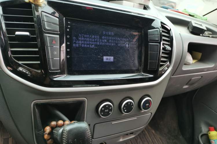 Used SAIC MAXUS Xintu V80 2019 2.5T Classic Edition 6-Speed Manual – Aoyuntong Short Wheelbase Mid-Height Design 5/6 Seats Audio And AC Panel