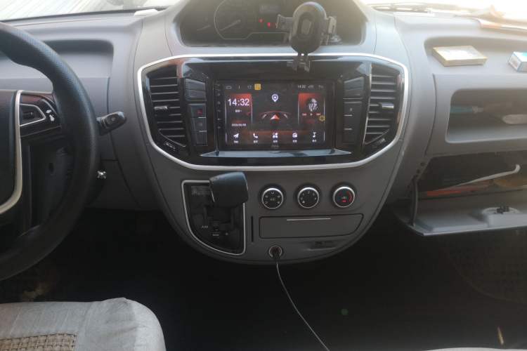 Used SAIC MAXUS Xintu V80 2019 2.5T Classic AMT Aoyuntong Short Wheelbase Mid-Roof 5/6-Seater Audio And AC Panel