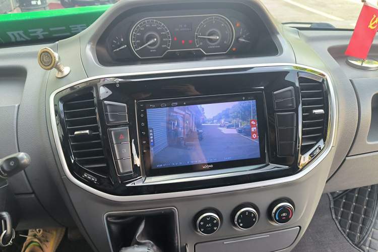 Used SAIC MAXUS Xintu V80 2019 2.5T Classic Edition 6-Speed Manual – Aoyuntong Short Wheelbase Mid-Height Design 5/6 Seats Audio And AC Panel
